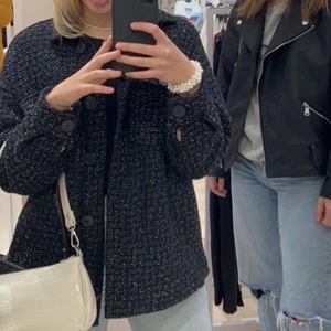 Jacka  - snygg tunn jacka från zara i väldigt fint skick , perfekt nu till hösten ,, säljer för 200kr + frakt 💕💕