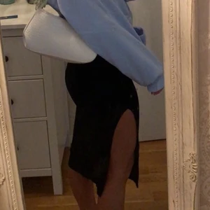 Shein  - Säljer jättefin lång kjol i ribbat material och slits. Alldrig använd men säljer pga att jag råkat beställa två stycken :) köpare står för frakt🤜🏻🤛🏻