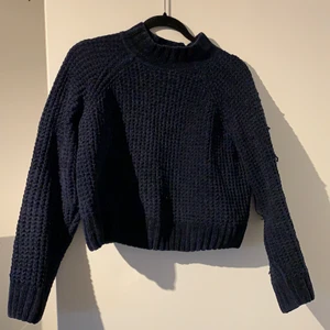 Mörkblå, stickad tröja - Strl M, men mer som en S/XS. Jag har vanligtvis strl XS. Några lösare maskor (se t ex ärmen på bild 1).