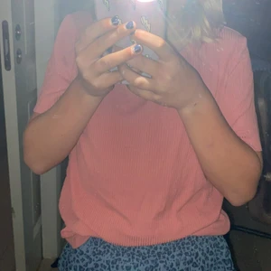 Storlek 146-152 - Det är en fin råsa tröja med korsad i rygen säljer den för att den är för stor❤️