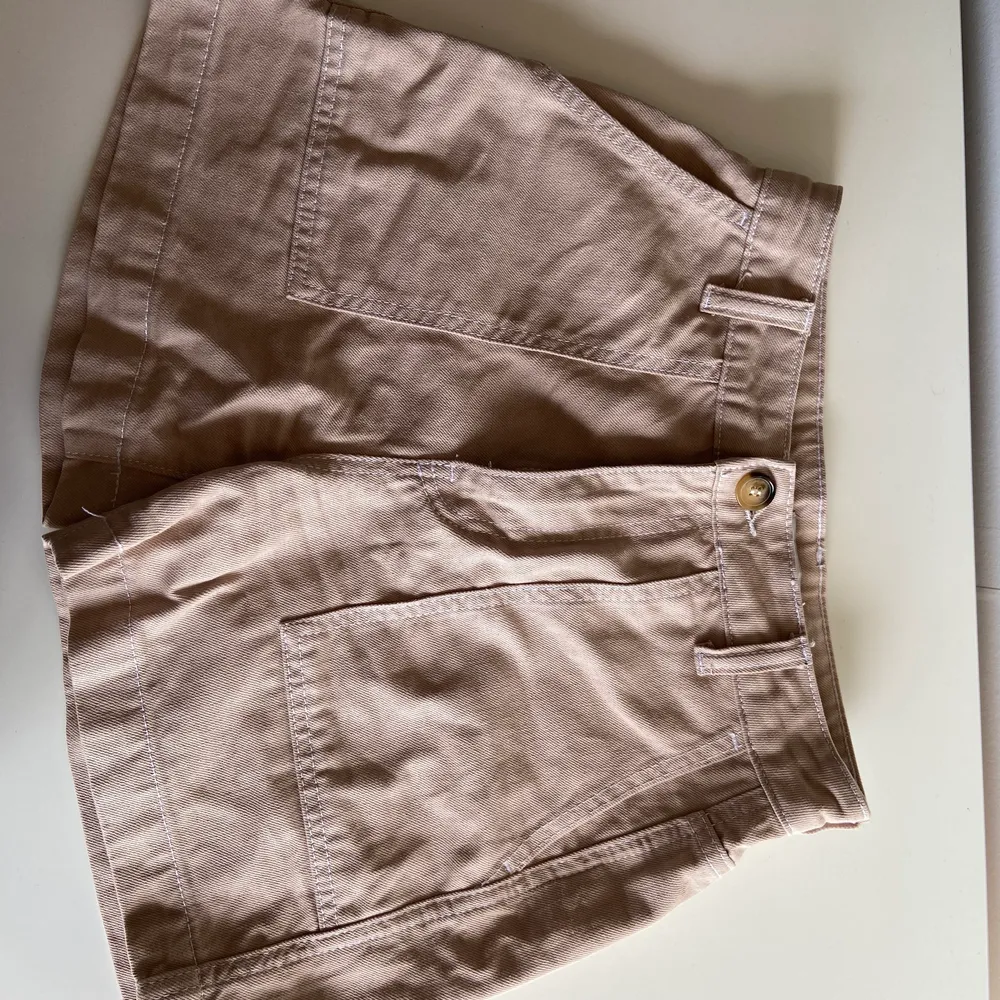 Ljusbeige shorts i jeanstyg från Gina Tricot. Endast använda en gång och säljer pga för små. Storlek 36. Shorts.