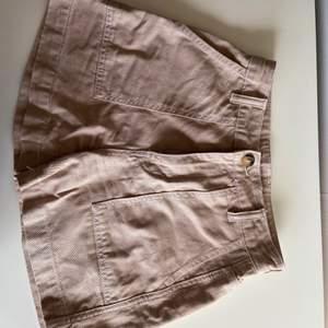 Ljusbeige shorts i jeanstyg från Gina Tricot. Endast använda en gång och säljer pga för små. Storlek 36