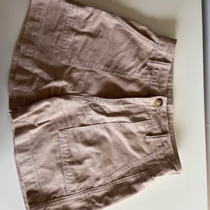 Skjorts - Ljusbeige shorts i jeanstyg från Gina Tricot. Endast använda en gång och säljer pga för små. Storlek 36