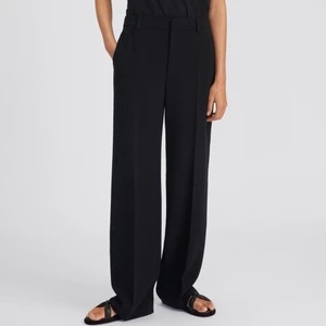 Filippa K kostymbyxor  - Filippa K kostymbyxor i utmärkt skick. Nypris runt 2000kr. I storlek XL men passar mer som M. Pris kan diskuteras. Skrev om du har fler frågor eller vill ha fler bilder :)