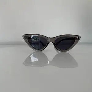 Hej! Säljer dessa super fina solglasögon! Köpta på Ginatricot för 99kr men säljer för endast 30kr 💞