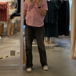 Gråa jeans  - Säljer dessa gråa jeans från zara⚡️ full length men avklippta ca 5cm, når marken på mig som är ca 155💘⚡️ skriv privat vid fler frågor och bilder⭐️