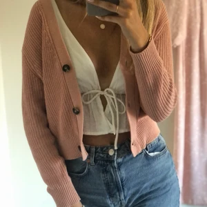 Rosa kofta  - Fin rosa kofta från lager157, säljes för att den inte kommer till användning. Storlek S men skulle även passa en XS. Köpare står för frakt. 🌸