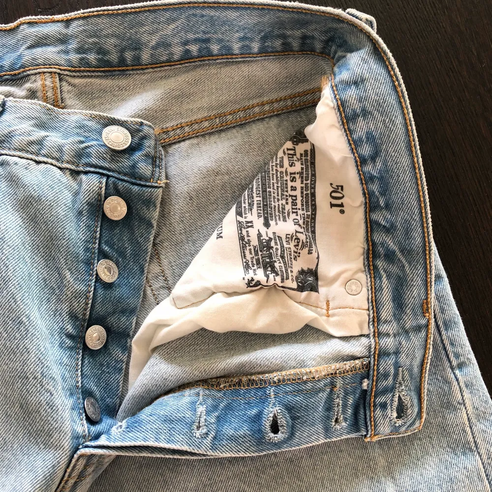 Säljer nu mina fina nästintill oanvända Levis 501 jeans, nypris ca 1000kr💙 så fina men tyvärr för stora för mig.. frakt tillkommer. Jeans & Byxor.