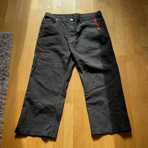 Baggy jeans  - Ett par jeans från deff shop som är storlek 32/32 men är sytt upp dom så det är väldigt korta så passar bra för det som gillar lite kortare och störr jeans.