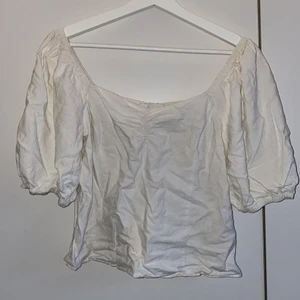 Vit topp från hm - Vit topp från hm i storlek 38, jag kan mötas upp i Eskilstuna annars står köparen för frakten ❤️🌟