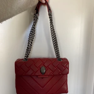 Kurt Geiger väska  - Så så fin väska från Kurt Geiger som tyvärr inte längre kommer till användning. Mycket fint skick och därav inga defekter! Dust bag medföljer. Köpt för 2 500kr. BUDA!