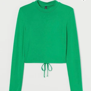 Öppen rygg - Säljer denna tröja fast i svart🥰Tröjan har en öppen rygg där man knyter där bak, den är super fin till sommaren eller när som helst🥰Kom privat om ni vill ha bild på hur just denna tröjan ser ut🥰