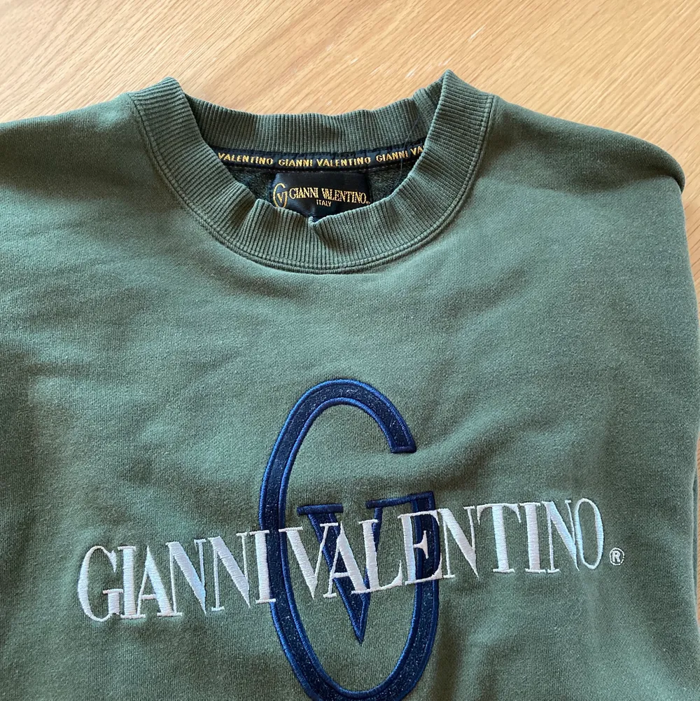 Vintage Gianni Valentino tröja i storlek L, men passar mer som en M. skön och baggy fit. Bilden som visar färgen bäst är den sista, den är mer mörkgrön än på de två första. Kan mötas i Lund eller skickas, isåfall står köparen för frakt (60kr). Tröjor & Koftor.