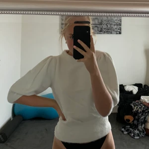 Fluffig tröja - En fluffig, stickad tröja från hm som är meeegaskön och väldigt fin! Är i bra skick och inte använd mycket. Nypris: 249kr