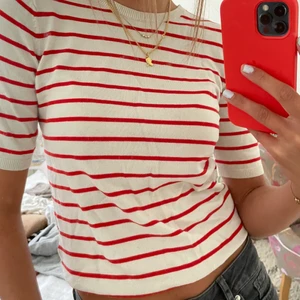 Randig tröja  - Säljer en jätte snygg populär randig  tröja från hm! Passar till sjukt mycket och rött och randigt är väldigt inne just nu! Köpare står för frakt! Kan tänka mig gå ner i pris vid snabb affär!!