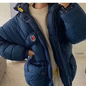 Jacka - Säljer min älskade fjällräven jacka som är köpt här på Plick i vintras men säljer den då jag inte använt den så mycket som önskat och är därför i bra skick. Jackan är i storlek XXS men passar mig perfekt som brukar bära S-M! Säljer endast vid bra bud!!!☺️