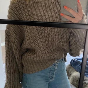 Stick tröja  - En stickad tröja från HM i färgen brun/lila/beige🤎💜 Den är väldigt skön och är i fint skick, använda få gånger! Den är väldigt stor och mysig, perfekt till hösten och vintern!
