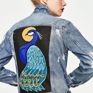 Painted denim jacket - Sjukt ball jeans jacka, med målat motiv på ryggen, kort i modellen. Väldigt bra skick, använd ett fåtal gånger, frakt tillkommer