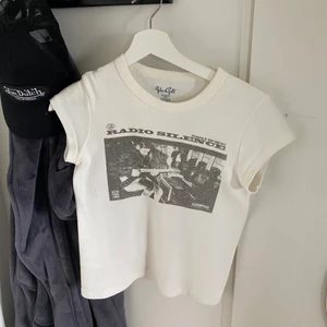 Brandy Melville topp - Tröja ifrån brandy Melville som endast är använd en gång. Betalning sker via Swish. Buda i kommentarerna eller skriv till mig privat. Säljer endast vid bra bud. 