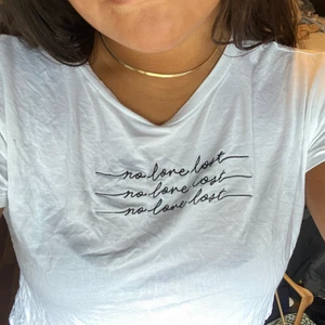 Vit t-shirt  - En vit t-shirt med insytt tryck. En väldigt luftig och skön tröja som är köpt på hm. Säljer den då den inte används.