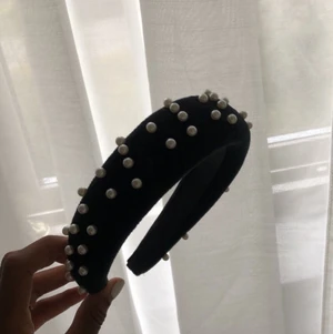 Diadem  - Säljer mitt fina pärliga diadem för 30+kr , andvänt 0 gånger ! Jätte fint ! Gratis frakt ⚡️ Bud är helt okej 💘