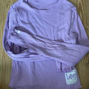 En lila tröja från hm i samarbete med Lee, säljer den då jag inte använder den 
