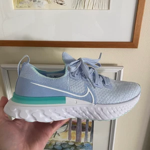 OANVÄNDA NIKE SKOR - Säljer mina helt oanvända Nike skor, dom är så himla snygga men tyvärr är mina fötter alldeles för stora🥺. Modellen är perfekt för både utomhuslöpning men även inomhusträning på exempelvis gym. Storleken är 37,5, köpte dom för 1200kr och modellen är slutsåld på hemsidan nu💕💕 skriv om ni har några frågor!! Pris går att diskutera då jag måste bli av med dom!