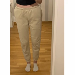 Gina Tricot mjukisbyxor - Mjukisbyxor från Gina Tricot. I en beige färg som inte längre finns att köpa. Använda ca 5 ggr. Säljer då de är för korta för mig. Köpare står för frakt.