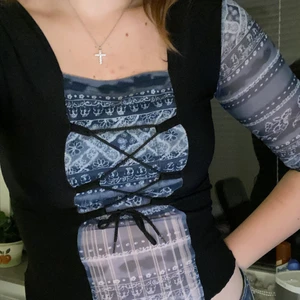 Gullig cross top - Gullig tajt topp från humana, aldrig använd och i bra skick. Du står för frakten (45kr)😊 Kan även mötas i Stockholm. 