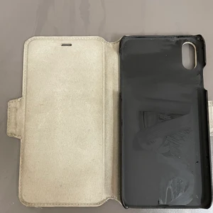 Mobil fodral med magnet - Ett ljus grått mobil fodral till iPhone xs Max, hör av er om mer information. Kan mötas upp men står inte för frakten