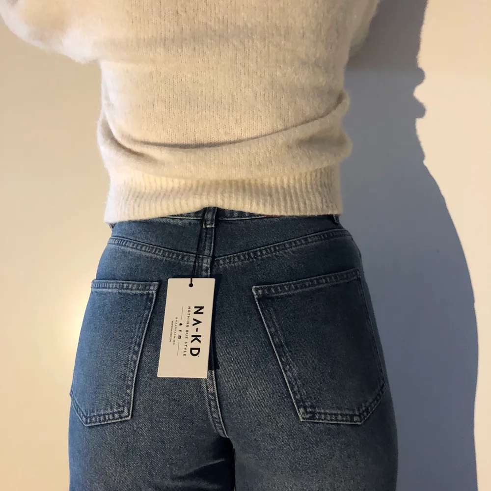 Helt nya jeans från NAKD som inte passar mig (min kompis på bilden💕 Köparen står för frakt. Jeans & Byxor.
