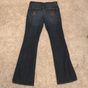 lågmidjade jeans - skitsnygga lågmidjade jeans med coolt tryck på baksidan, storlek 12 men skulle säga att det motsvarar en XS, väldigt bra skick 