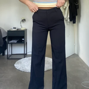Kostymbyxor  - Supersnygga svarta kostymbyxor!! Dom är i helt nytt skick, säljer pga att dom är för små. Storlek 34 och 36 för att byxan ska sitta lite lösare💓 köparen står för frakten 