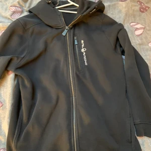 Sailracing  - Säljer en svart sailracing tröja för 320 kr som ja köpt för 899 kr på kidsbrandstore, knappt använd. Passar mig som oftast har storlek s❤️pris kan dock diskuteras