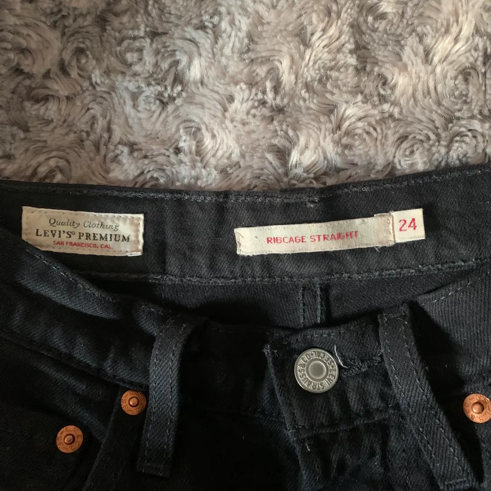 Säljer dess jättefina jeans från Levis i modellen ’ribcage straight’❤️ storleken är waist 24 och length 29! Köparen står för frakt❤️❤️. Jeans & Byxor.