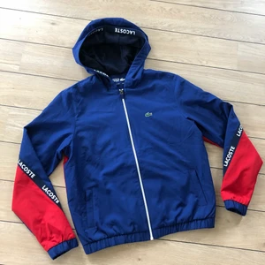 Lacoste jacka NYSKICK stl 164 - Jättesnygg fodrad jacka från Lacoste. Köpt på Kids brandstore för över tusenlappen, men är knappt använd. Stl 164. Säljer för 299kr eller bud.