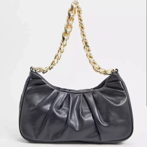 Axelväska - Säljer denna trendiga axelväska med kedja. Köpt på ASOS och aldrig använd. Helt slutsåld på hemsidan 💗 Säljer för 150 kr + frakt tillkommer🌟