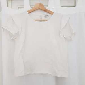 Modern shape white shirt  - White shirt, to wear with basically everything! Size M