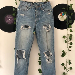 Mom jeans från never denim<3 - Säljer dessa mom jeans från never denim då de är förstora för mig <3 storlek xs men passar även s skulle jag säga! Köpta begagnade, priset går att diskutera!