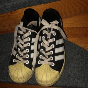 Adidas superstar  - Jättefina & sköna adidas superstar skor, knappt använda, testade i Max en vecka. Dem har blivit gula där fram, jag har ingen aning om varför eller hur det har gått till, dem blev bara missfärgade när dem låg i garderoben ett tag, har inte testat tvätta dem eller bleka eller vad man nu kan göra! Så jag vet inte om det går bort eller ej! Men skorna överlag är så mjuka o sköna, o annars så snygga! Jag har på tok för många skor och måste rensa, så dem jag inte använder säljer jag. Går säkert att få dem vita igen för den händiga! Pga bilderna är tagna med blixt så ser det värre ut än vad som syns irl. ☺️