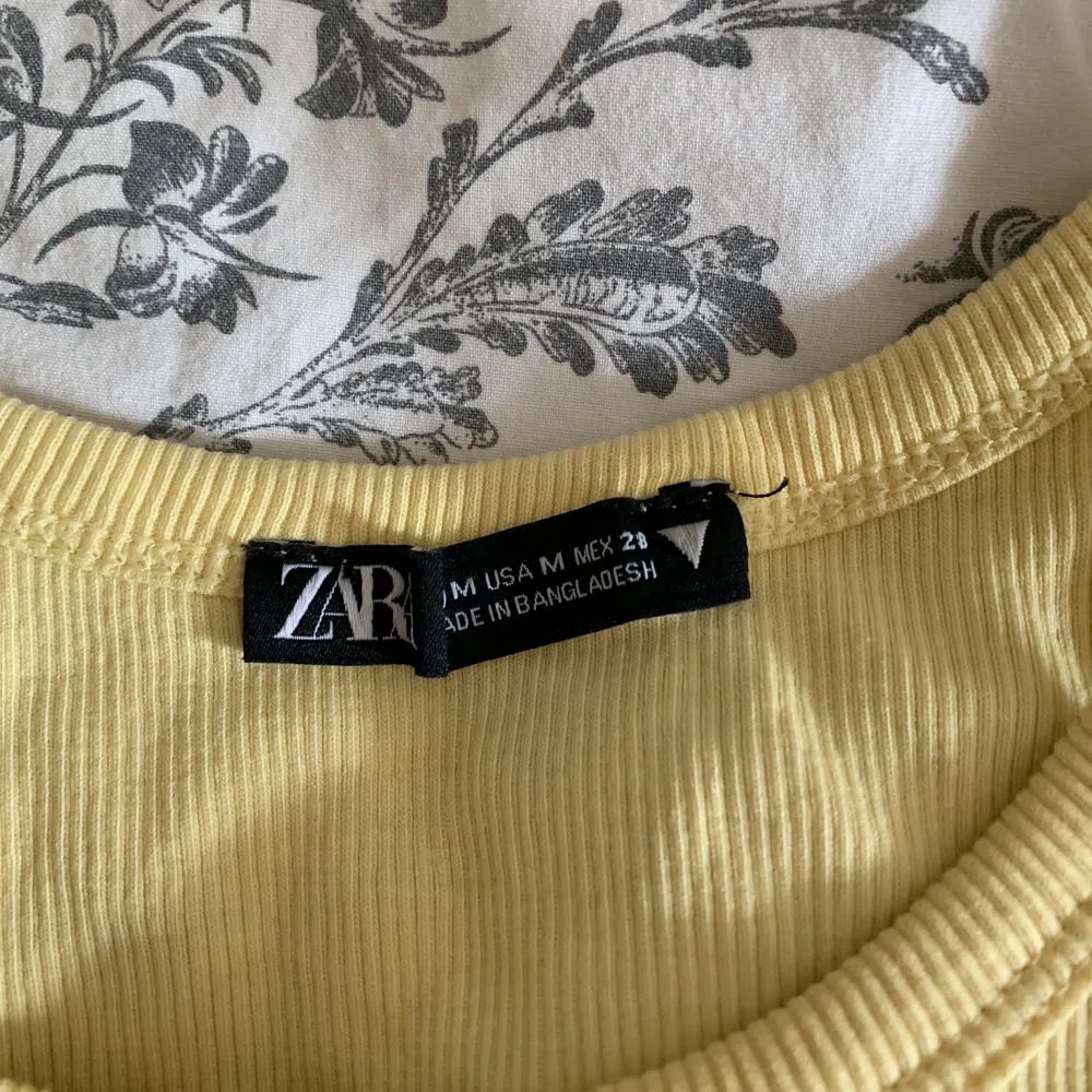 söt trendig gul tröja från zara som passar både s/m och som är knappt använd💛🤍💛🤍. Skjortor.