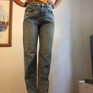 Perfekt Jeans Gina  - Blåa raka jeans med hög midja. Knappt använda. 
