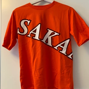 Kenzo t-shirt  - En kenzo T-shirt i storlek xs(herrstorlek) som har passat mig som tjej också. Använd ett fåtal gånger så i väldigt bra skick. Köpt för 400 kr och säljer nu för 200 kr(köparen betalar frakt) 