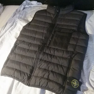 Stone island väst storlek M - Stone island väst fick den som present I julklapp förra året men har inte haft någolunda stort intresse för den så har nu funderat på att göra mig av med den när den var NY så gick den för 8 tusen på nätet men kan tänka mig sälja den för 6000kr men priset kan diskuteras