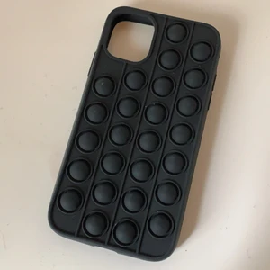 Pop-it mobilskal - Helt nytt, men kom aldrig till användning, köpt för 60kr:) Skalet är till Iphone 11 men funkar även till XR! Har du frågor så är det bara att skriva!