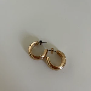 Guldörhängen - Guldörhängen som jag inte kommer ihåg vart dom är ifrån, super snygge och inga bristningar alls! Gudfärgen är fin över hela örhänget🤍