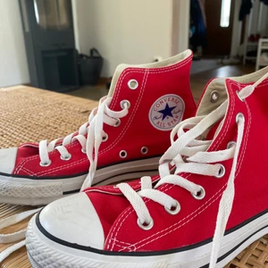 Convers röda  - Super snygga convers köpta på myrorna aldrig använda, super snygg röd färg men kommer tyvärr inte till användning☺️