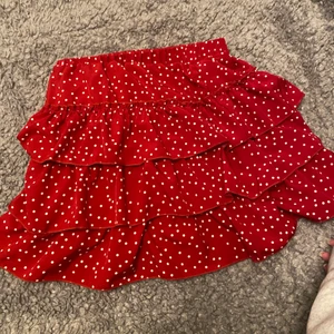 Prickig kjol - Söt prickig röd kjol från shein 