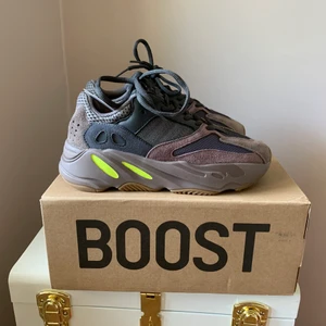 Yeezy’s - Helt oanvända, jätte fina yeezy boost 700 i storlek 36. Säljes då de inte riktigt passade min stil 💖