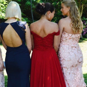 Röd balklänning dressroom linne - Min fina balklänning från Dressroom Linnè som är använd en gång på balen 2019! Såå fin och fyllig röd färg och materialet är luftigt och faller otroligt fint. Storlek på släpet varierar beroende på längd. Finns att testa i falkenberg💛 köpt för 4.500kr